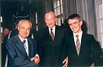 Bundespräsident Waldheim bei der Promotion von Ferdinand und Clemens Cap, 1989