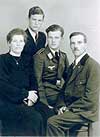Higatsberger (hinten) mit Bruder und Eltern