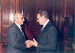 Vladimir Prelog und Karl Schlögl bei der Ernennung Prelogs zum Ehrenmitglied der GÖCH, 1987