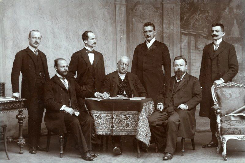 V.l.n.r.: Friedrich Hasenöhrl, Walther Nernst, Max Planck, Alexander Bauer, Frederick Lindemann, Max Bamberger, Paul Langevin