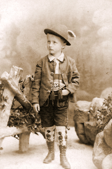 Erwin Schrödinger in ländlicher Tracht (1892)