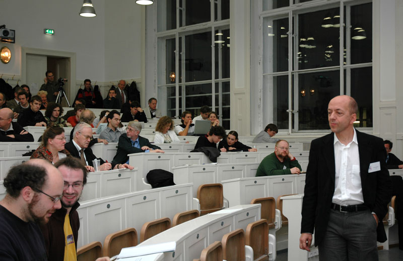 Der Große Hörsaal des Instituts für Materialphysik der Universität Wien; rechts Helmuth Hüffel
