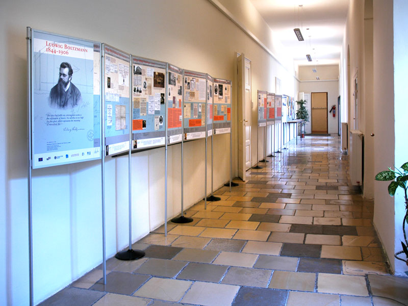 Die Boltzmann-Ausstellung in den Gängen des ESI