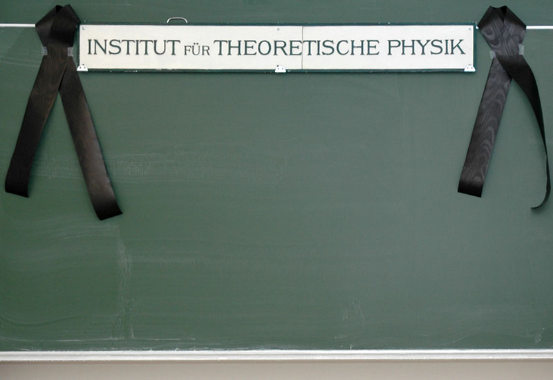 Eine Trauerschleife für das Institut für Theoretische Physik