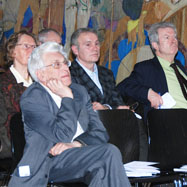 Vorne: Robert W. Rosner und Werner Kohl; hinten in der Mitte: Jaromir Hladik und Gustav Zieritz