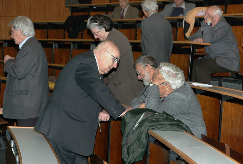 Alfred Bader, Wolfgang Kerber, Robert W. Rosner; im Hintergrund: Walter Kutschera und Christl Langstadlinger