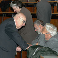 Alfred Bader, Wolfgang Kerber, Robert W. Rosner; im Hintergrund: Walter Kutschera und Christl Langstadlinger