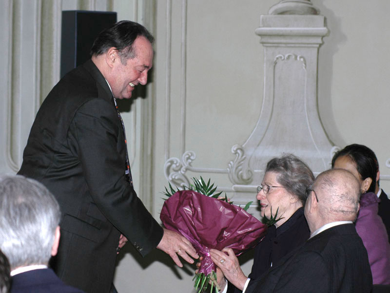 Peter Schuster überreicht Blumen an Isabel Bader
