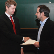 Wilfried Schranz, Präsident der Chemisch-Physikalischen Gesellschaft, gratuliert Johannes Kofler