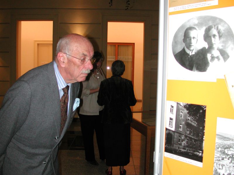 Arnulf Braunizer betrachtet die Schrödinger-Ausstellung