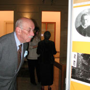 Arnulf Braunizer betrachtet die Schrödinger-Ausstellung