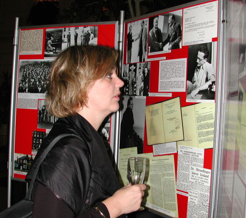 Astrid Pucharski betrachtet die Schrödinger-Ausstellung