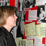Astrid Pucharski betrachtet die Schrödinger-Ausstellung