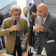 Walter Kutschera und Helmuth Horvath am Buffet