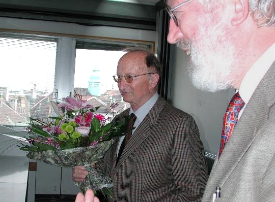 Walter Thirring mit Blumen