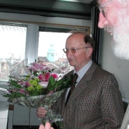 Walter Thirring mit Blumen