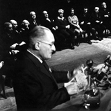 Engelbert Broda bei einem Vortrag in Warschau, 1967