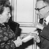 Engelbert Broda und Bundesministerin Hertha Firnberg
